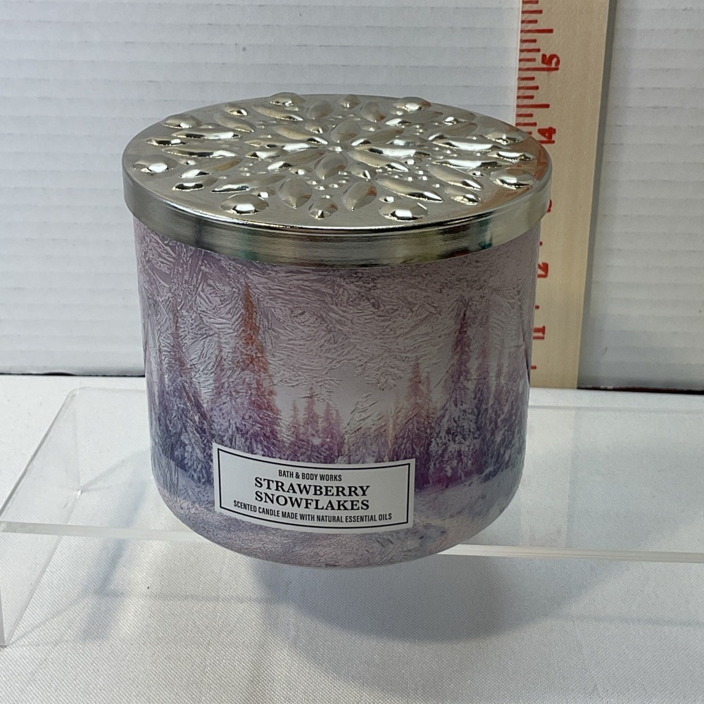 Bath & Body Works STRAWBERRY SNOWFLAKES Candle Large 3 Wick 14.5 oz‎